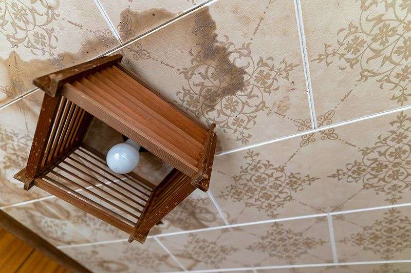 経年劣化による天井の水漏れに対応